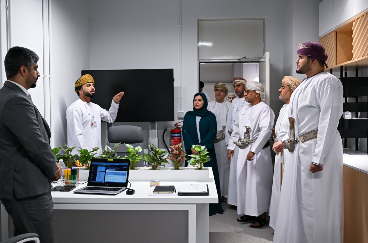 OmanNewsAgency's tweet photo. سمو السيد بلعرب بن هيثم آل سعيد الرئيس الفخري لبرنامج الشركات الناشئة العُمانية الواعدة يترأس الاجتماع الرابع للجنة الإشرافية لبرنامج الشركات الناشئة العُمانية الواعدة لعام 2023م، تم خلاله مناقشة الموقف التنفيذي لمبادرات البرنامج المعززة لمسيرة الشركات الناشئة ورواد الأعمال، وسبل تعزيز الشراكة مع شركة مطارات #عُمان. 

https://t.co/LzwBOTmspR

#العُمانية