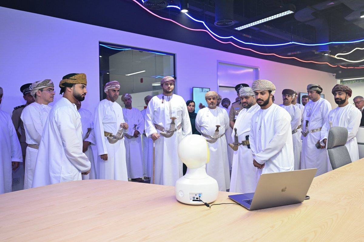OmanNewsAgency's tweet photo. سمو السيد بلعرب بن هيثم آل سعيد الرئيس الفخري لبرنامج الشركات الناشئة العُمانية الواعدة يترأس الاجتماع الرابع للجنة الإشرافية لبرنامج الشركات الناشئة العُمانية الواعدة لعام 2023م، تم خلاله مناقشة الموقف التنفيذي لمبادرات البرنامج المعززة لمسيرة الشركات الناشئة ورواد الأعمال، وسبل تعزيز الشراكة مع شركة مطارات #عُمان. 

https://t.co/LzwBOTmspR

#العُمانية