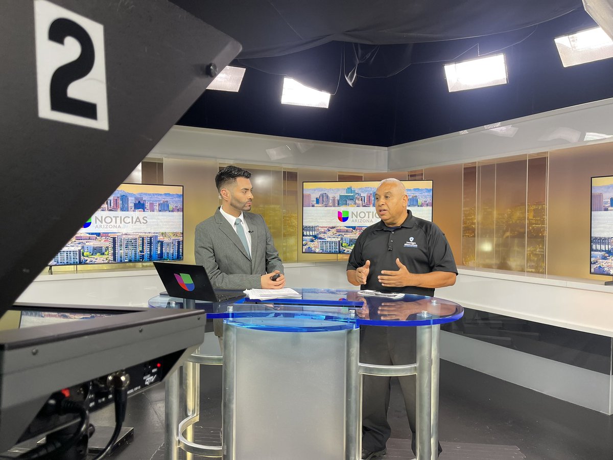 SheilaVNews's tweet photo. Gracias al Detective Mike Fischer que nos acompañó en nuestro noticiero matutino para hablar sobre dos hombres buscados por cometer asalto a mano armada. @SilentwitnessAZ @UnivisionAZ @JorgeUNIVISION https://t.co/3eoOZvfKLH