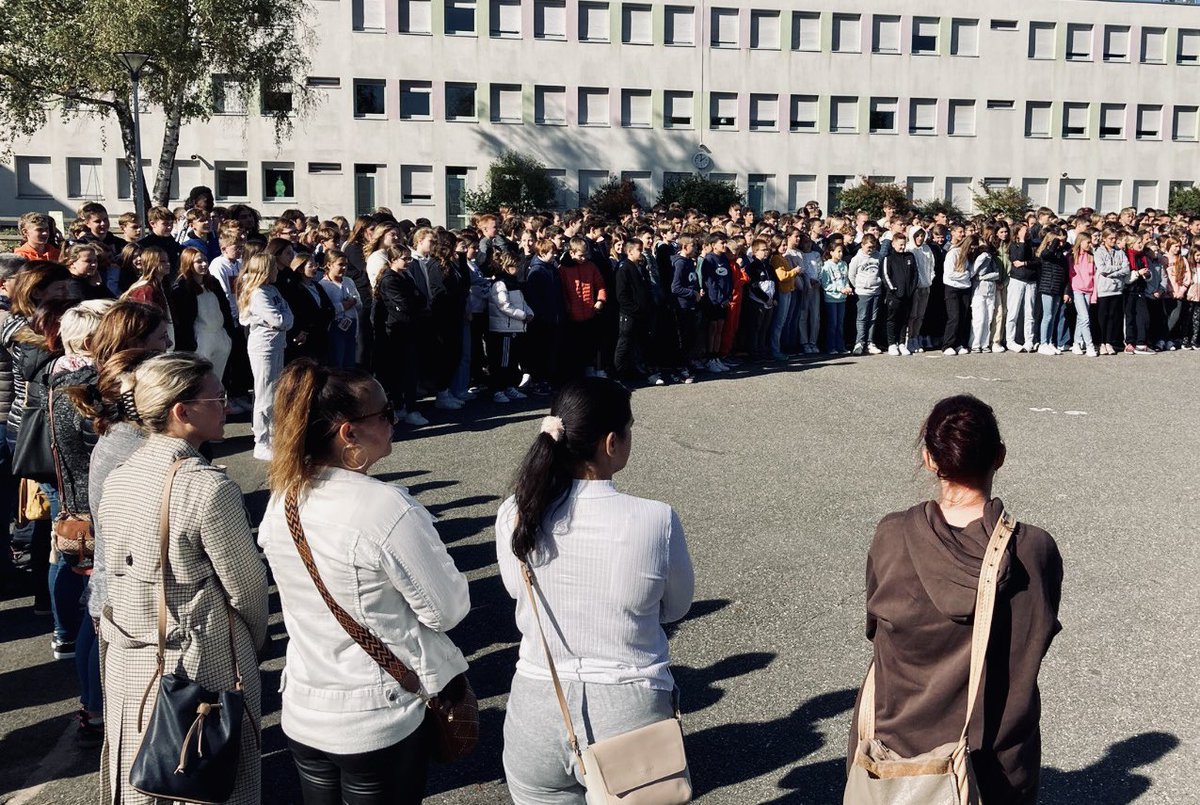 acstrasbourg's tweet photo. Partout dans l’académie, les élèves et les personnels @education_gouv ont observé une minute de silence en hommage aux victimes des attentats commis contre l’Ecole et en mémoire des professeurs Samuel Paty et Dominique Bernard. https://t.co/XIAulQDoy3