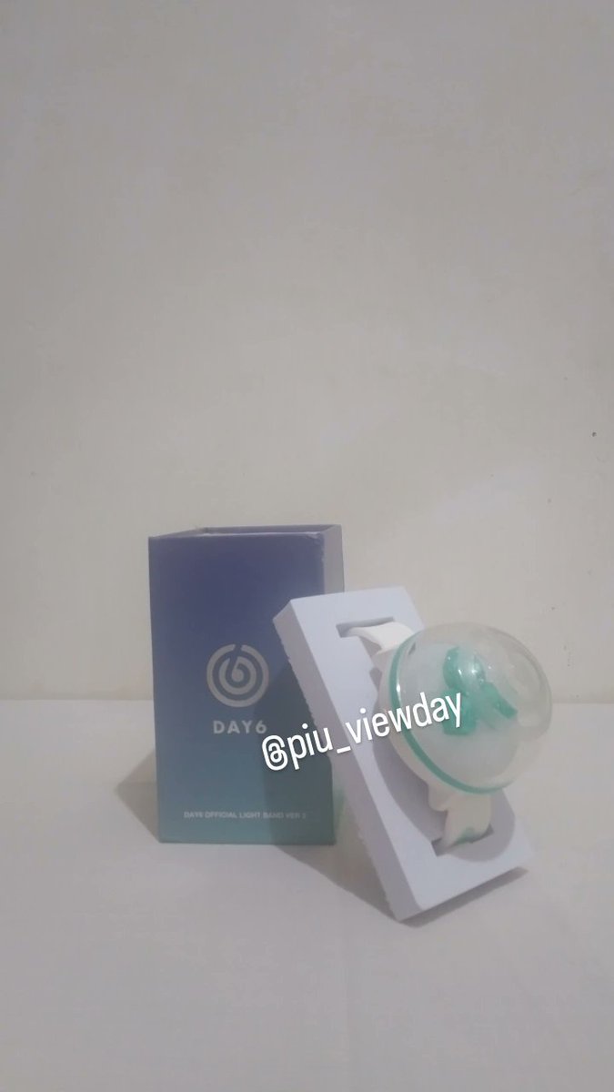 piu_viewday's tweet photo. WTS !!! mana tau ada yg mau beli LS Treasure sama Lightband Day6 vers 2. Aku mau jual punyaku, lagi BU soalnya. LS dan LB nya nggak pernah dipakai sama sekali. Yg LS ada stand dan beberapa stiker hologram buat ngehias LS nya. Klu ada yg mau nanya atau minat bisa DM yaa

#wts https://t.co/Ui8SzlrItD