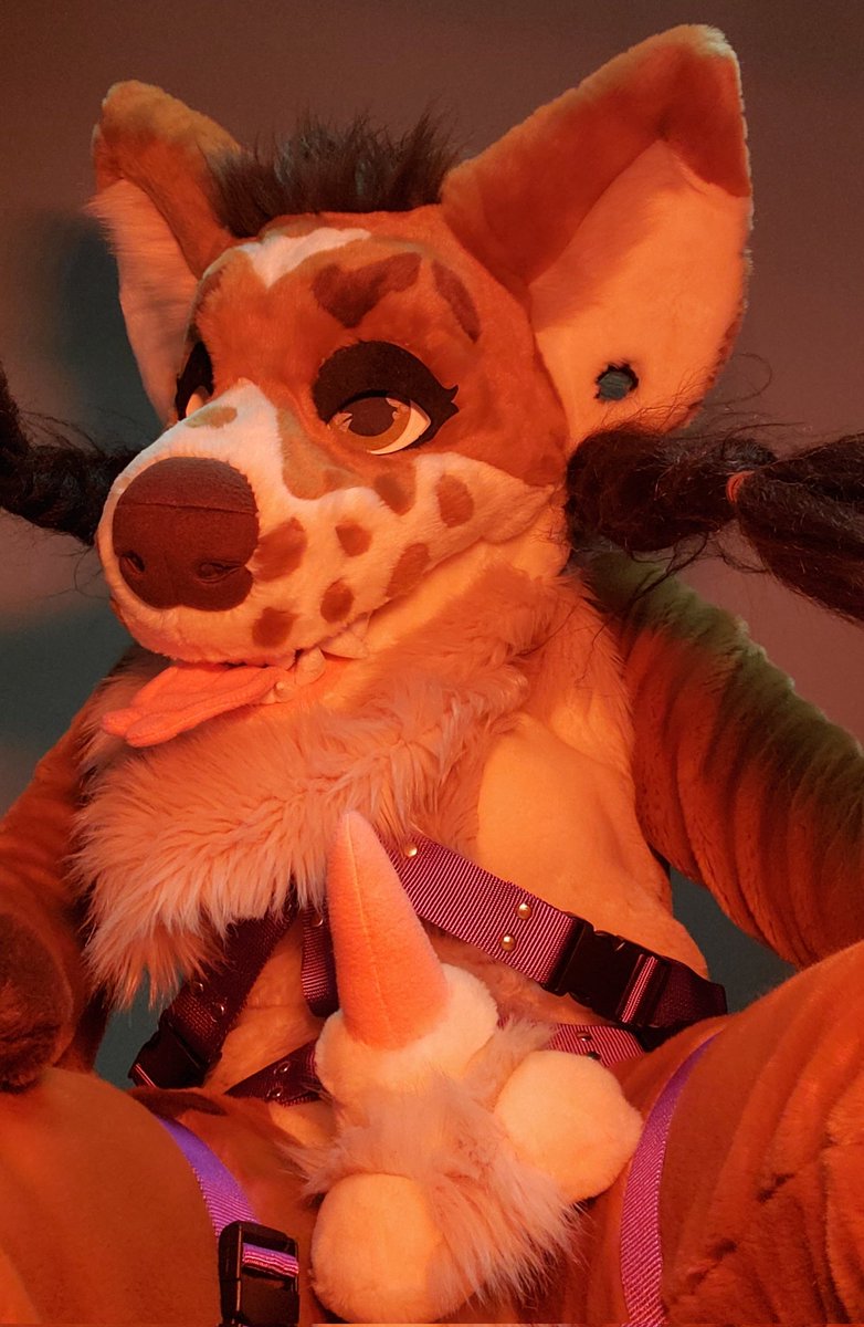 Aww so cute ~
Being under this strong yeen
Acting so helpless while letting out little whimpers 😏

It's getting master a bit hard looking at that blushing face of yours 🍆💦

#MurrsuitMonday