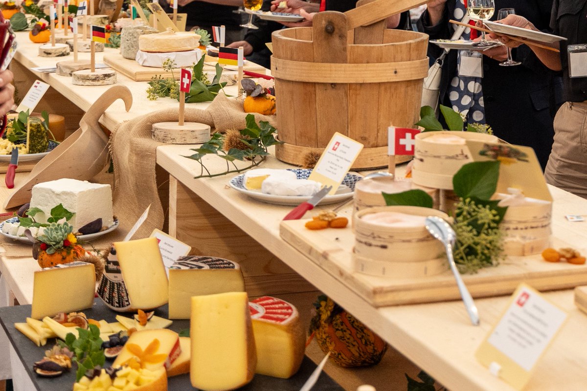 agroscope's tweet image. Ein voller Erfolg! Zum ersten Mal fand der Kongress der handwerklichen #Käserinnen &amp;amp; #Käser aus Europa (#FACEnetwork) in der #Schweiz statt und brachte vom 11.-13.10. über 200 Teilnehmende aus 15 Ländern nach Grangeneuve. Thema dieses Kongresses: #Rohmilch &amp;amp; #Rohmilchprodukte.