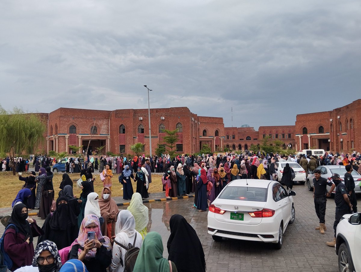 NidaUsmanCh's tweet photo. It was houseful at UET Narowal with inspiring speeches by D. Bushra, @betterpakistan and @fauziaviqar. Bareera spoke about initiatives of planning commission while I limited myself to how our law defines violence and what kind of recourse is available. https://t.co/cSxhi0EJQn