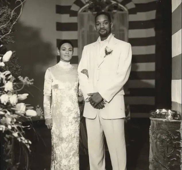 iluminatibot's tweet image. Masonic background for the Smith wedding in 1997 

Has some creepy Epstein vibes