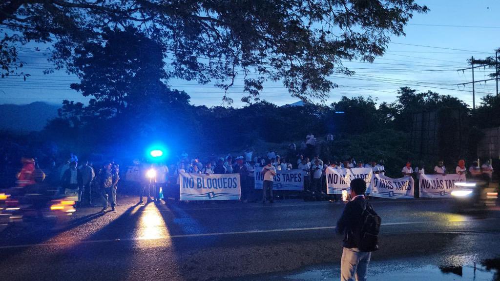 AztecaNoticiaGT's tweet photo. #AHORA | En la ruta Cito-Zarco, Retalhuleu, un grupo de personas tienen un plantón a la orilla de la carretera y portan mantas que dicen que se oponen a los bloqueos. 

Vía: @acastillo_gt https://t.co/kjixII0r0W