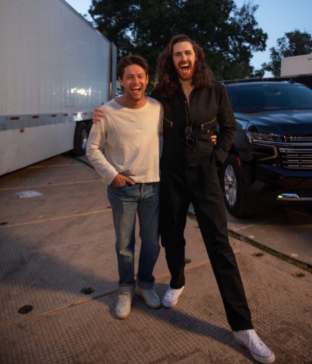HarryNiallNews's tweet photo. Niall and Hozier together in Austin yesterday! https://t.co/thSbuW5y66