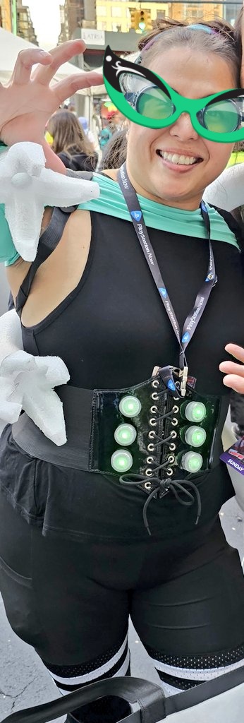 At NYCC this weekend.... and guys thought I was good with only 2 hands... imagine how many more I can please with 4 more..... 😈😉😜 hehehe