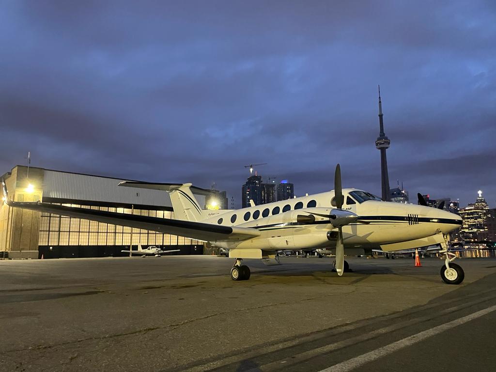 ACS_USA's tweet photo. As only turboprop #aircraft can depart from Toronto Island airport, Stephanie from #ACSYYZ sourced a King Air 100 and King Air 350 to get 12 passengers to Sudbury. The sunrise and city lights of Toronto made for a stunning backdrop for the short hop! - https://t.co/uyZKPR3U1G https://t.co/4HDK6DJJAI