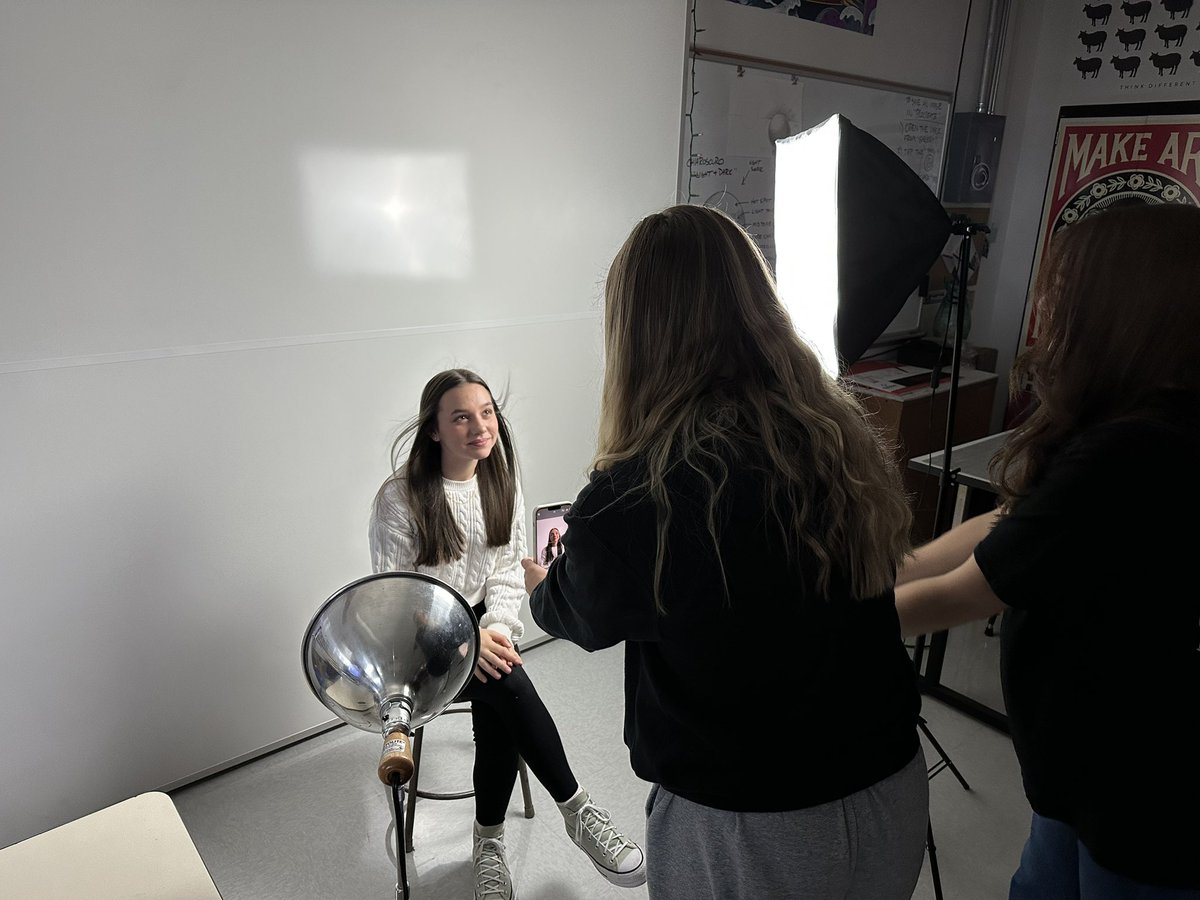 MrDummArt's tweet photo. Portrait photography in class today. Learning and practicing 5 basic types of studio lighting. https://t.co/Oyxw5rx6XC