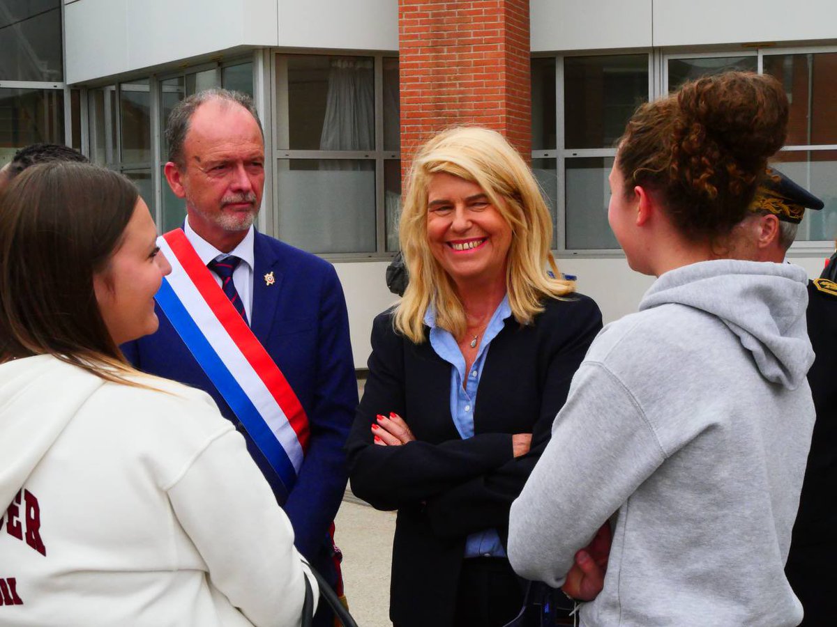 Pour Domnique Bernard. Pour Samuel Paty. Pour tous nos enseignants. Pour notre République.

Unis et debout cet après-midi à Saint-Orens-de-Gameville.
