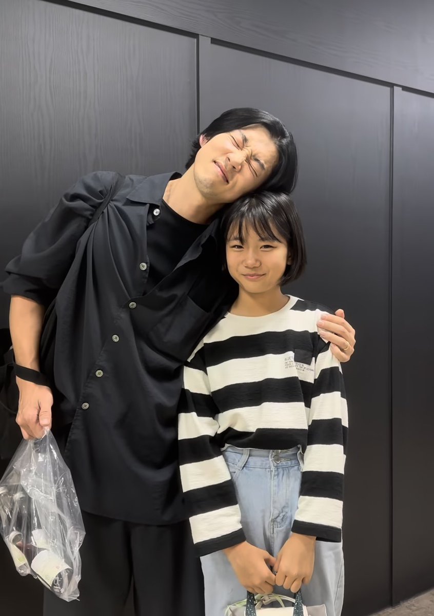 glory__MR's tweet photo. 「誘拐の日」、相変わらず面白くて次の配信が待ち遠しいんですが、ユンゲサン、子役ユナと写真撮る時の傾き方が深くてとても良いなと思います https://t.co/YEVCz9WvXl