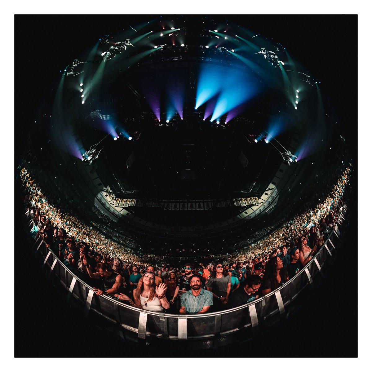 i took my fisheye to a <a href="/phish/">Phish</a> show to capture some #phishheads 🎣 

10.15.23 | <a href="/UnitedCenter/">United Center</a> 
shot for <a href="/L4LM/">Live For Live Music</a> 
📸: <a href="/joshdruding/">Josh Druding</a>