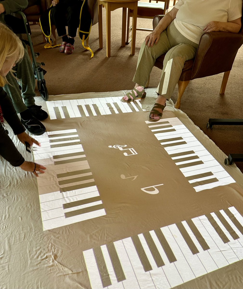 Resident Ann playing games with Keri using the interactive projector- happiness programme <a href="/baulch_hannah/">Hannah Baulch💙</a>  <a href="/haydht2000/">Haydn Trollope</a>  <a href="/BlaenauGwentCBC/">Blaenau Gwent CBC</a> <a href="/SocialAblty/">Social-Ability</a>