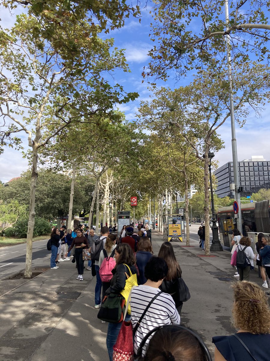 raimonguma's tweet photo. El bus Bcn-Sant Sadurní que surt a les 15.30 h és insuficient per l’elevat nombre de persones que diàriament l’agafem. El mateix passa amb el que surt de St Sadurní a les 6.30 h. @santsadurni_cat i @PereVernet esteu treballant per trobar-hi una solució? Gràcies! @territoricat https://t.co/sd0MWkpiPg