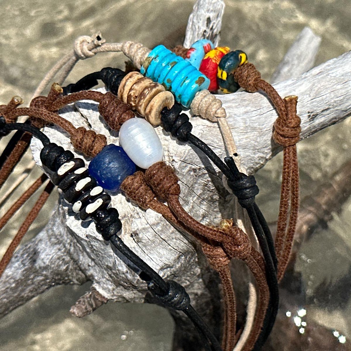 This week I’ll be focused on uploading more content to Etsy, this isn’t the year where my shop will be completely ready (lots of hiccups on the road) but that’s ok, I’m patiently moving towards real goals. 

#handmade #beachvibes #beachjewelry #handmadejewelry #necklaces #chokers