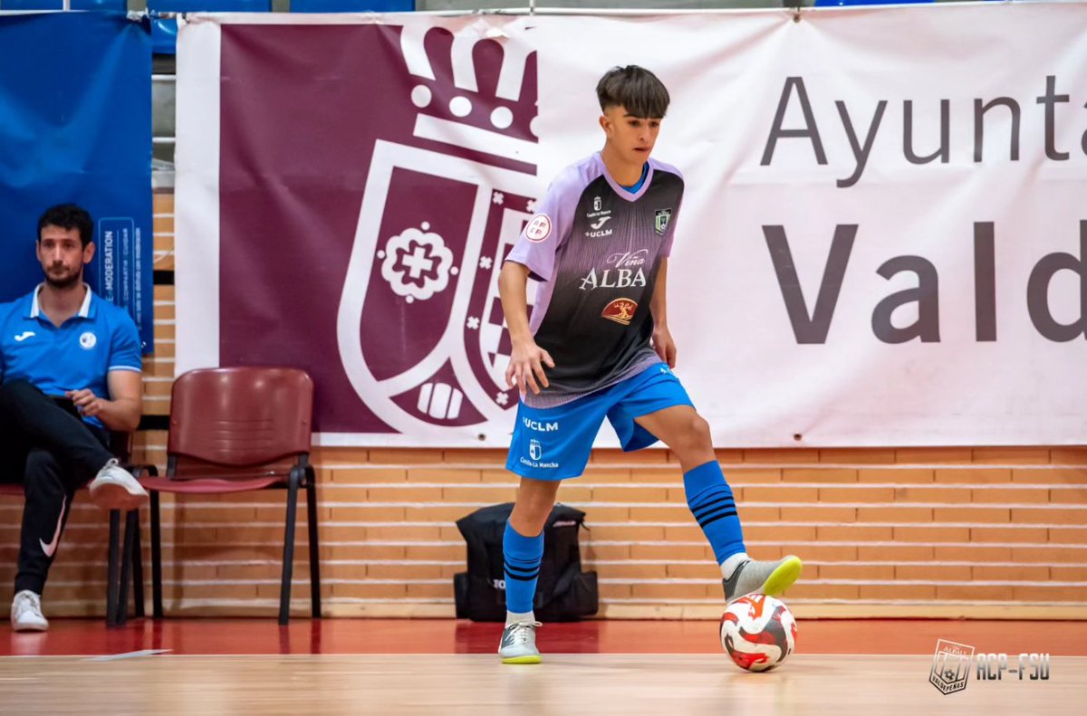 BaseAzulonaFS's tweet photo. 🔵 TERCERA / DEBUT 🔵

El jugador cadete #AlbertoF debutó el pasado sábado en Tercera División, 2 días después de cumplir los 15 años que se lo permitían.

Un pasito más merecidísimo para una de las joyas de nuestra cantera.

Enhorabuena Alberto 👏👏💙

📸 @aurecape https://t.co/J88EIRuqbz