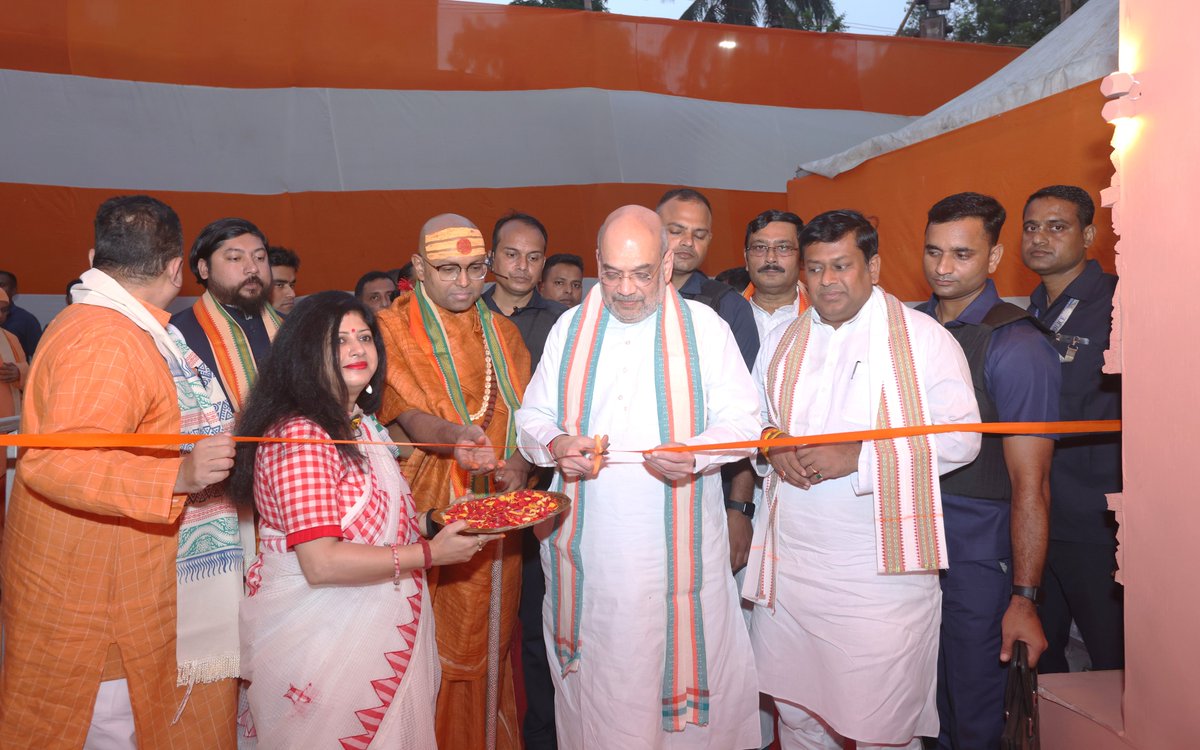 AmitShah's tweet photo. Fortunate to have inaugurated a Durga Puja pandal at Sealdah in West Bengal today. The pandal, built fascinatingly like the Shri Ram Temple in Ayodhya, can dazzle anyone with its magnificence. 

Durga Puja means the victory of good over evil. May Maa Durga, bless us with the power to defeat the evil that casts darkness on our society and thereby build a nation enriched with prosperity and well-being.