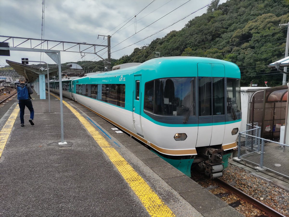 5842581H's tweet photo. 283系パノラマグリーン車で白浜まで往復✨
土日は一番前の右側席取れんかったし有給使用♪
前面展望最高やのに…来年以降この車両置き換えって言われてるけどもったない😖
#オーシャンアロー
#283系
#紀勢本線 https://t.co/gwBQH9ohH4