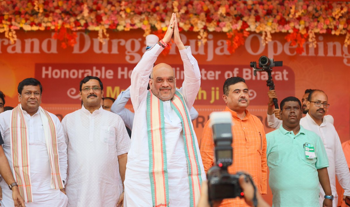 AmitShah's tweet photo. আজ, পশ্চিমবঙ্গের শিয়ালদহে একটি দুর্গা পূজার প্যান্ডেল উদ্বোধন করার সৌভাগ্য আমার হয়েছে। অযোধ্যার শ্রী রাম মন্দিরের আদলে নির্মিত প্যান্ডেলটির মাধুর্য যে কাউকেই মুগ্ধ করতে পারে।

দুর্গাপূজা মানেই অশুভ শক্তির ওপর শুভ শক্তির জয়। মা দুর্গা, আমাদের সকলকে শক্তি দিক, যাতে সমাজের অন্ধকারকে দূর করে আমরা এক শক্তিশালী ও সমৃদ্ধ রাষ্ট্র গড়ে তুলতে পারি।