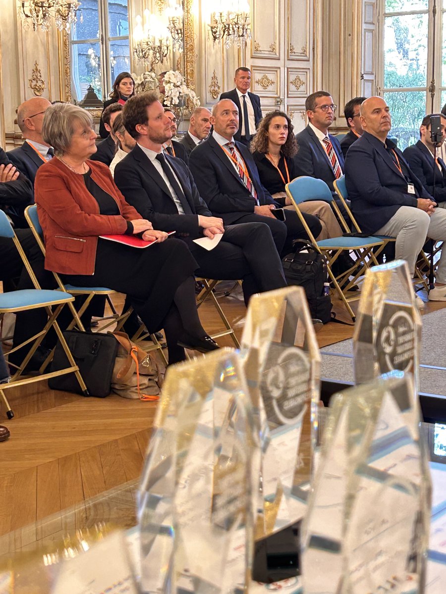 TransportLabel's tweet photo. 🟢Les 18 meilleures entreprises de l’édition 2023 du label Transport &amp; Logistique Responsables, se voient remettre un trophée sous le parrainage de Monsieur le ministre @CBeaune
Bravo pour leur implication en matière d’Environnement, de Social et de Gouvernance ! https://t.co/DW21Ws3ay3