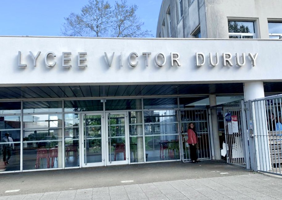 J’étais présente au lycée Victor Dupuy de #MontdeMarsan pour la minute de silence en hommage à Dominique Bernard. Une plaque à la mémoire de Samuel Paty a été dévoilée dans le hall. Moment plein d’émotion. La mort de ces 'hussards' de la République nous commande de faire bloc.