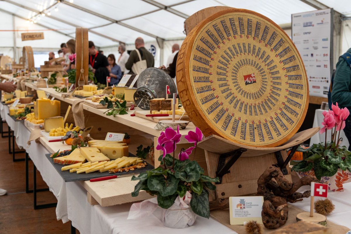 agroscope's tweet image. A great success! Organised for the first time in #Switzerland, the #FACEnetwork European artisan #cheese producers’ congress brought together over 200 participants from 15 countries, from 11 to 13 October in Grangeneuve. The theme of this congress: #RawMilk and raw-milk products.