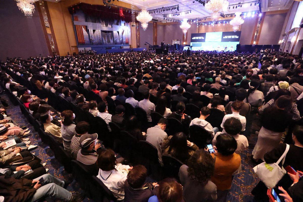 천지일보-[포토] 서서도 듣게 되는 신천지 말씀 대성회
bit.ly/3M34weT

말씀신청 bit.ly/2pftwpG
신청번호 04334

#신천지_예수교회 #신천지말씀대성회 #요한계시록 #이만희_총회장님_강의 #대구