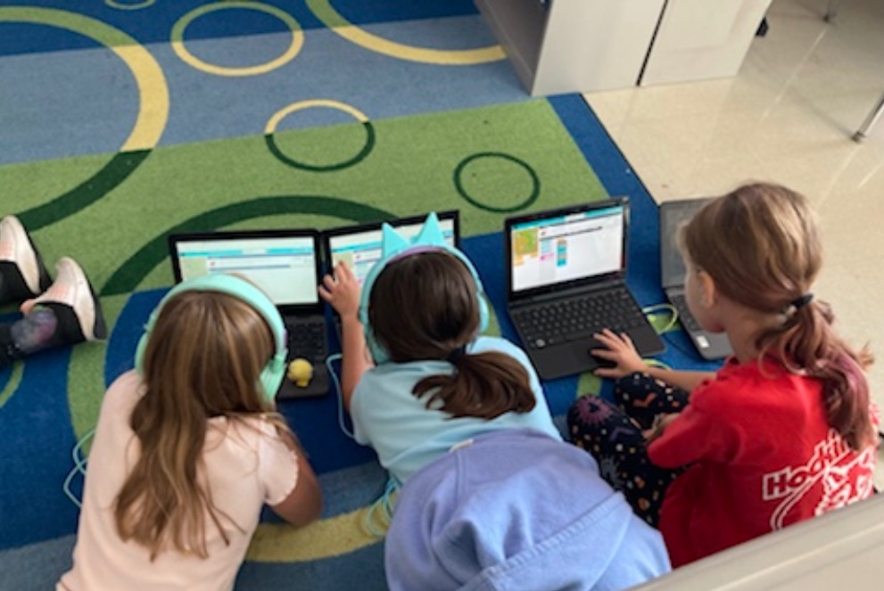 TalawandaSTEM's tweet photo. Check out these coders at Kramer! Started off with an “unplugged” coding challenge where the class directed the “robot” through the mystery maze using coding commands. Next we hopped on https://t.co/0AFZTwfuyx which allowed students to try guided coding lessons at their level. https://t.co/YN8ZTXOxd2