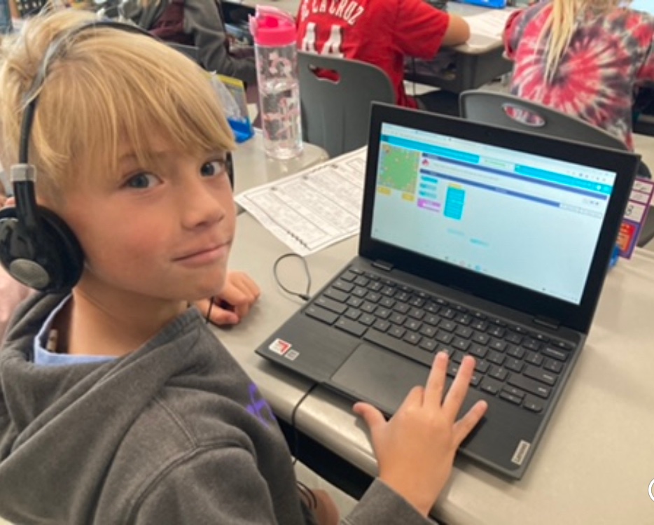 TalawandaSTEM's tweet photo. Check out these coders at Kramer! Started off with an “unplugged” coding challenge where the class directed the “robot” through the mystery maze using coding commands. Next we hopped on https://t.co/0AFZTwfuyx which allowed students to try guided coding lessons at their level. https://t.co/YN8ZTXOxd2