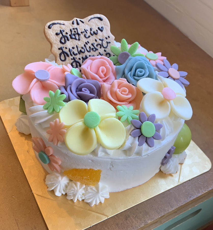 Leafstone06's tweet photo. お誕生日おめでとうございます♫

💐💐💐お花いっぱいのケーキ💐💐💐

以前の投稿を参考にアレンジして御注文頂きました(^^)

ご利用頂きありがとうございました♪

#リーフストーン #オーダーケーキ #バースデーケーキ #お花のケーキ #北九州 #Leafstone https://t.co/7lEfA79Ary