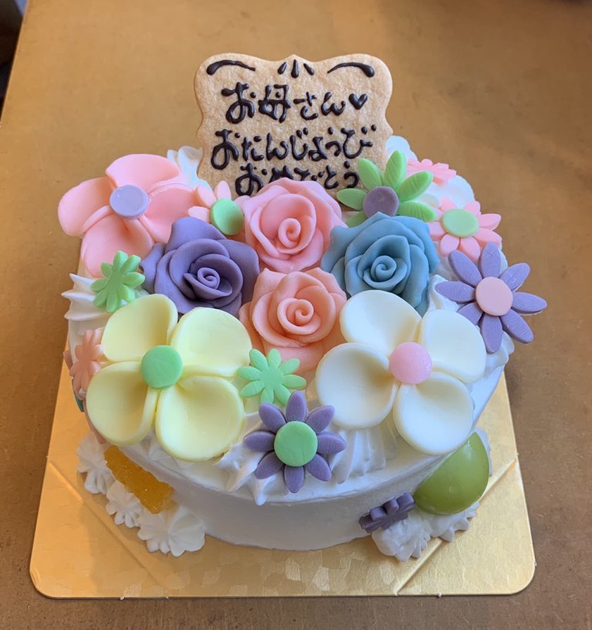 Leafstone06's tweet photo. お誕生日おめでとうございます♫

💐💐💐お花いっぱいのケーキ💐💐💐

以前の投稿を参考にアレンジして御注文頂きました(^^)

ご利用頂きありがとうございました♪

#リーフストーン #オーダーケーキ #バースデーケーキ #お花のケーキ #北九州 #Leafstone https://t.co/7lEfA79Ary