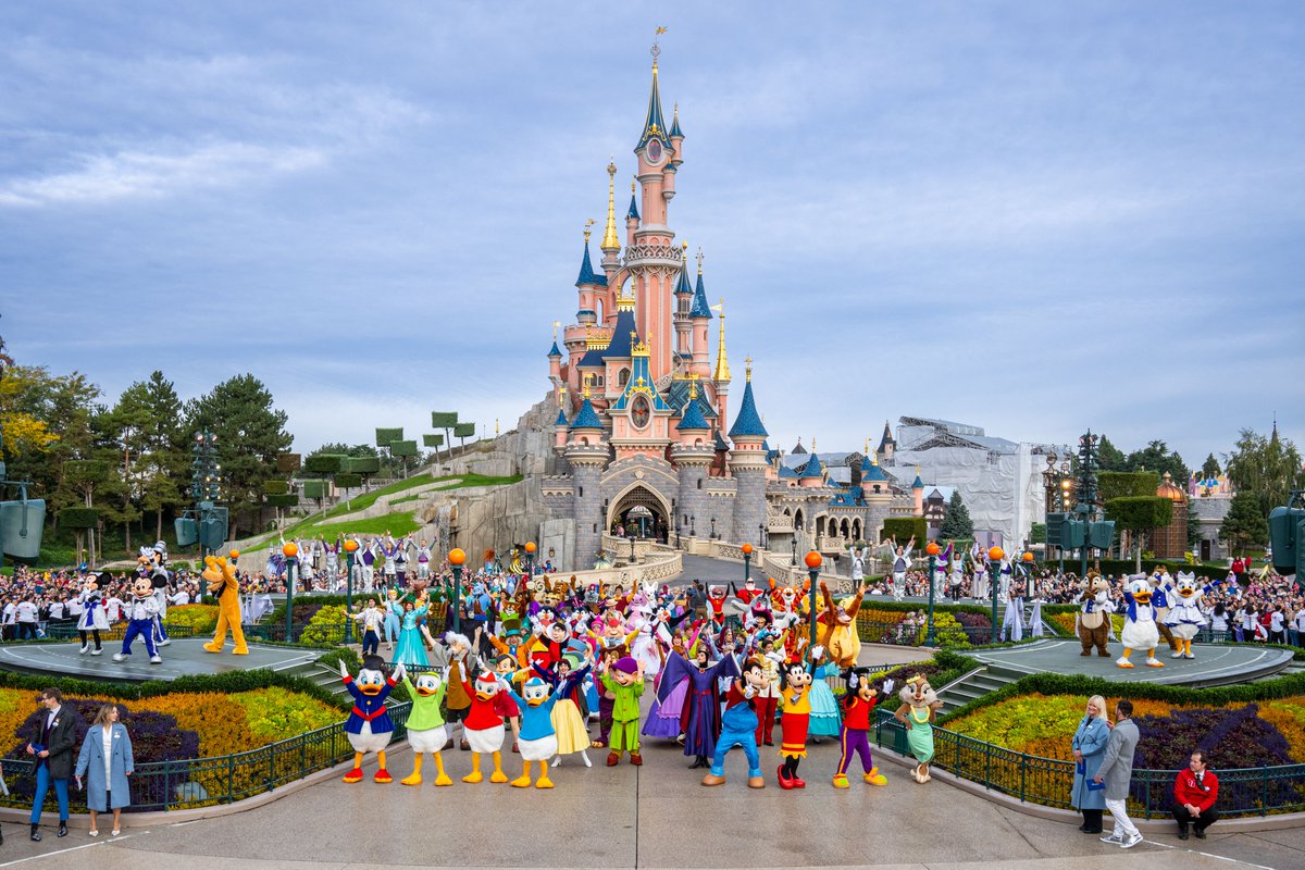 De afgelopen 100 jaar heeft de Disney magie heel veel iconische Figuren tot leven gebracht! Om Disney’s jubileum te vieren zijn de 100 meest bekende gezichten samengekomen voor het Kasteel van Doornroosje in Disneyland Paris.