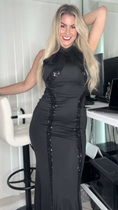 The dress or what&rsquo;s under the dress? https://t.co/EDL2Yb3s1D