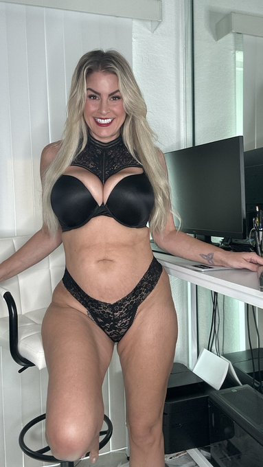 The dress or what&rsquo;s under the dress? https://t.co/EDL2Yb3s1D