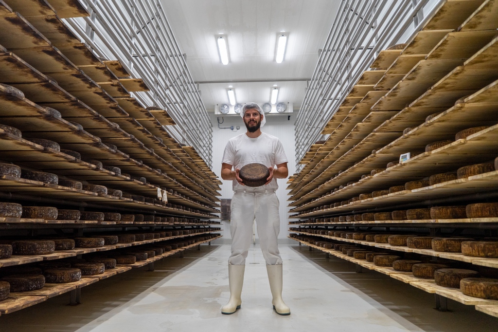 #TasteCanada is thrilled to serve <a href="/stonetowncheese/">Stonetown Cheese</a> at this year's @CookstheBooks presented by @LoveCDNBeef and the #TasteCanadaAwards23 on October 29 and 30! 
“THE TASTE OF THE SWISS ALPS FROM OUR FARM TO YOUR TABLE!”. Get more info here: stonetowncheese.com