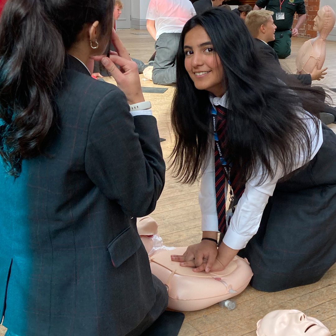 Hymers_College's tweet photo. Hymers once again welcomes #YorksAmbulance staff and volunteers today to teach CPR to our Year 8 students. This life-saving program is now in its tenth year, and we are proud to be part of teaching this vital life skill. 
#restartaheart
#Yorksambulance https://t.co/HwjW7XY4eH
