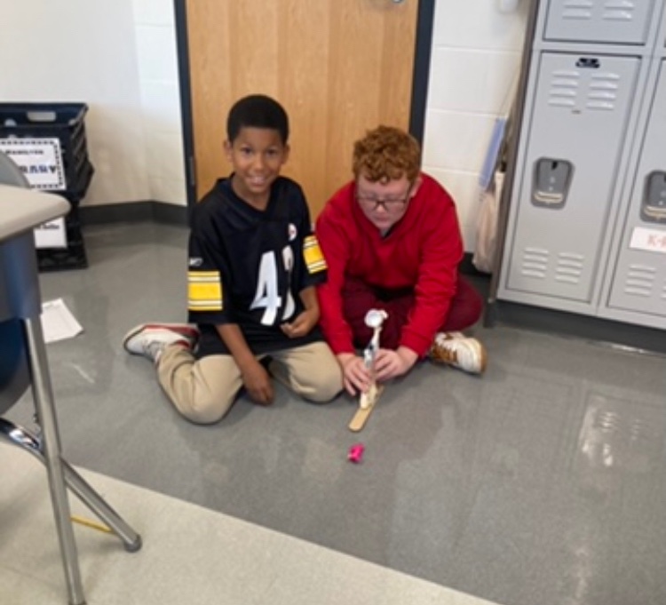 TalawandaSTEM's tweet photo. 4th graders at Kramer are learning about medieval military machines. Students used the engineering design process to imagine, plan, create, test and improve their candy launching machines. 🎃 🍭 🍬 https://t.co/xXrJat9REm