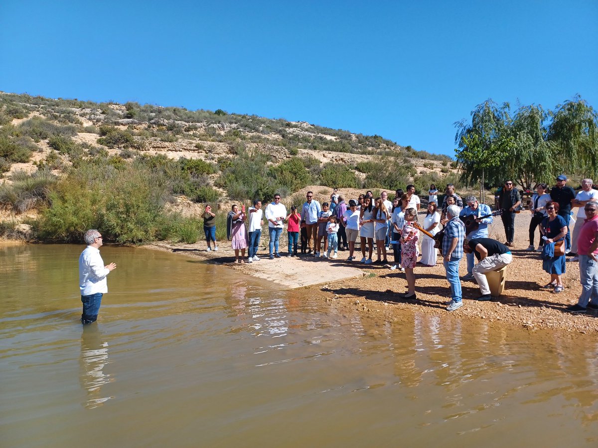 ibnalmansa's tweet photo. ¡DOMINGO DE BAUTISMOS!
Hechos 2:38"Arrepentíos y sed bautizados cada uno de vosotros en el nombre de Jesucristo para perdón de vuestros pecados, y recibiréis el don del Espíritu Santo." Día de fiesta en nuestra iglesia al celebrar la decisión de nuestros hermanos de obedicencia https://t.co/4DnbD6vuKn