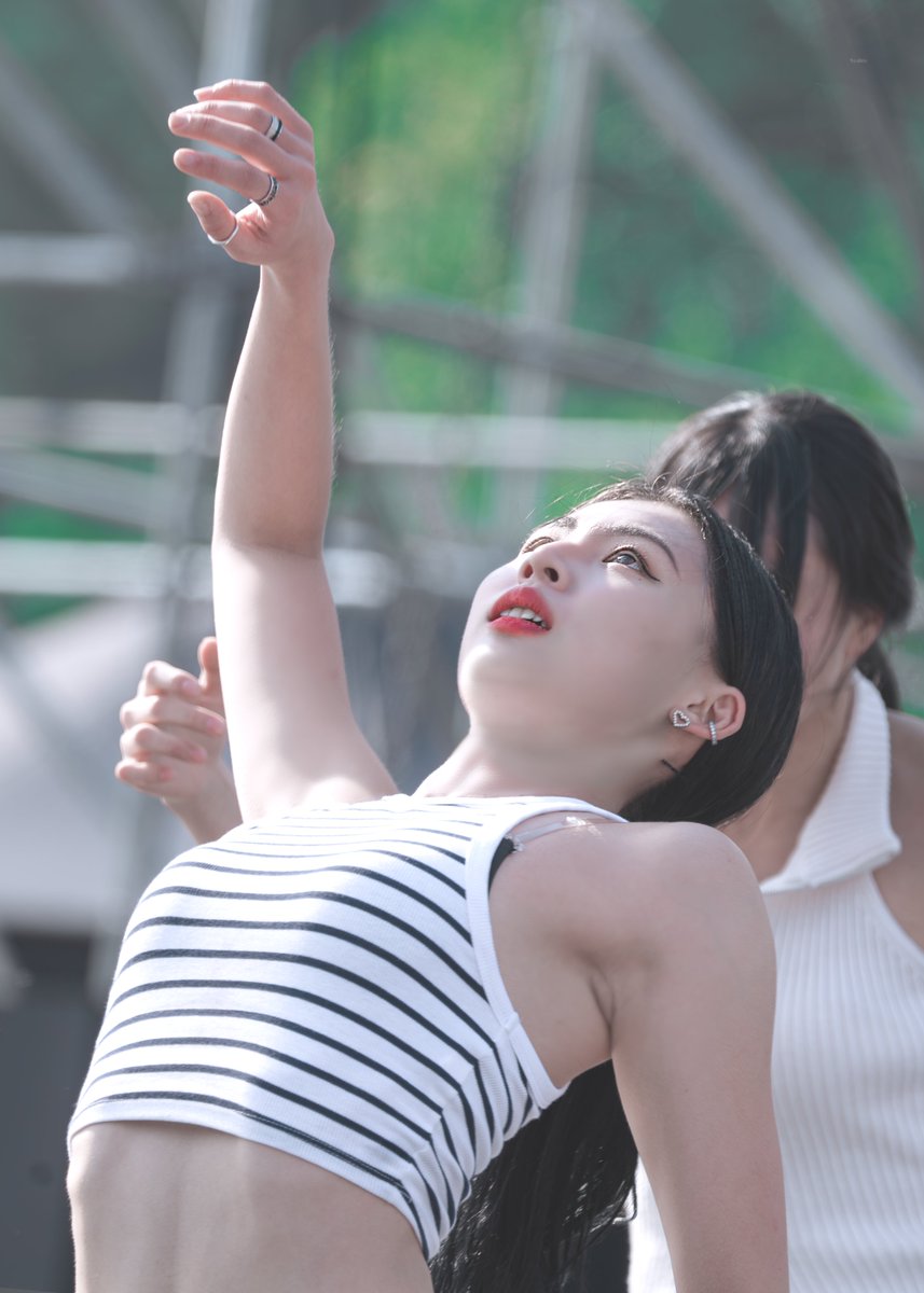 eodobi0314's tweet photo. 231015 포레스텔라 페스티벌 사전공연 - 일요일 : 더페이지 리하 댄서님

자연광 최고... 너무 아름다운 흑장미

#더페이지 #더라이트 https://t.co/AcuqYoAain