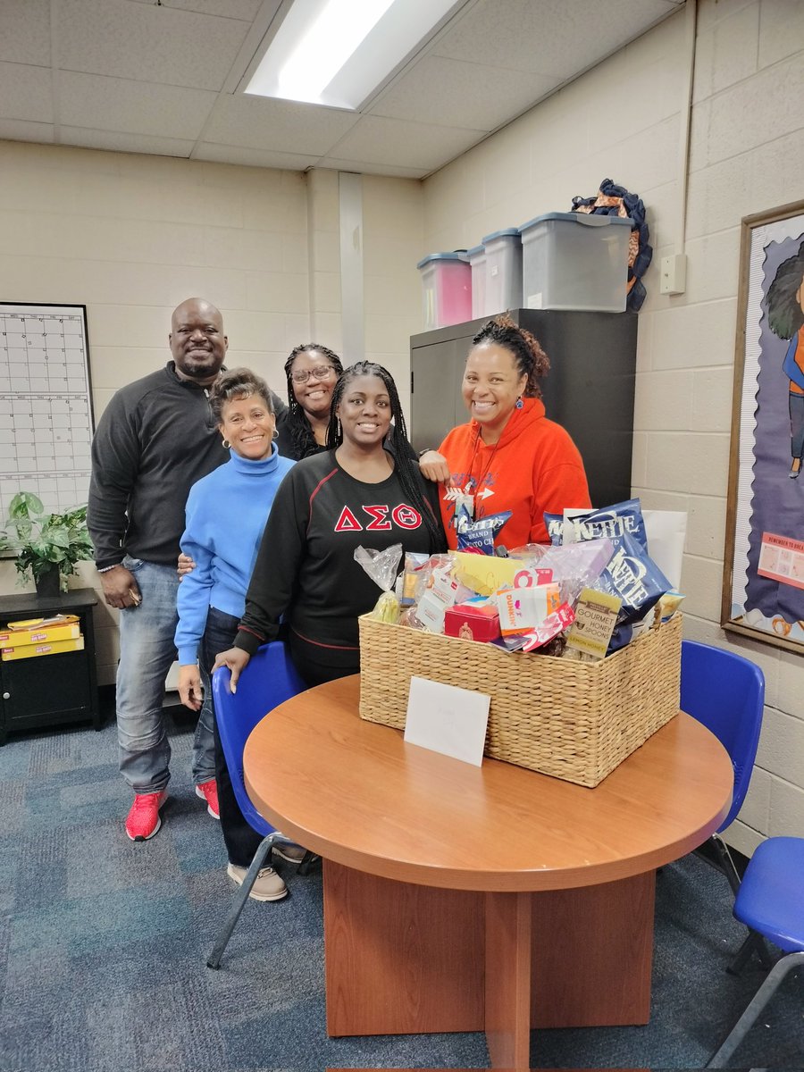 TeamBryantES's tweet photo. Happy Boss’ Day, Principal @MichelleWCurry1 ! We appreciate your leadership! Our staff went all out to celebrate you today! Enjoy! https://t.co/XSesJpSwSq