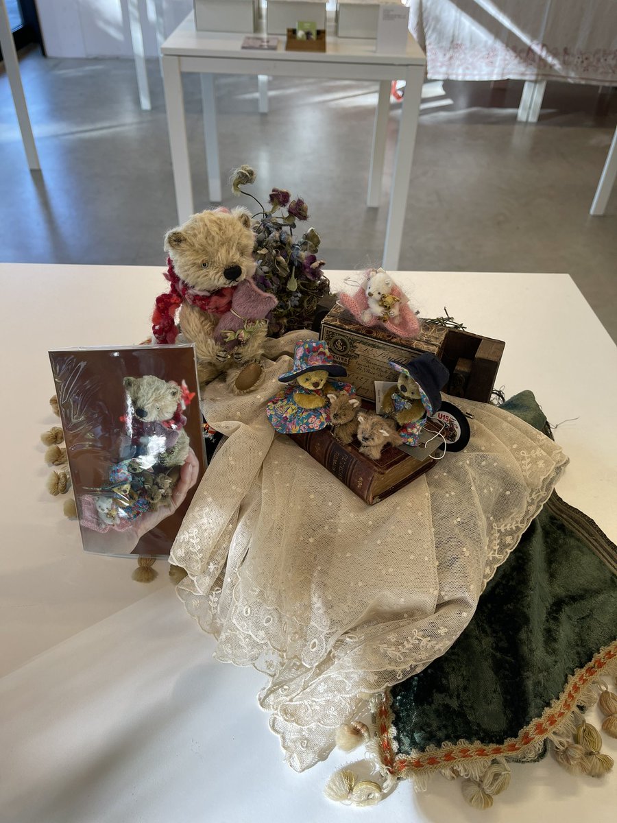 sae_oma's tweet photo. 明日からスタートする
『ぬいぐるみと人形展』搬入完了♪
立川　グリーンスプリングス内
SUPER PAPER MARKETギャラリーにて
10/17(火)~30(月)まで開催します。
素敵なご縁がありますように…♪
#saeribear https://t.co/C8Uvy54Rke