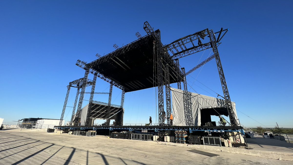 tourphish's tweet image. She’s a beaut, isn’t she 
#loadin 
#eventproduction