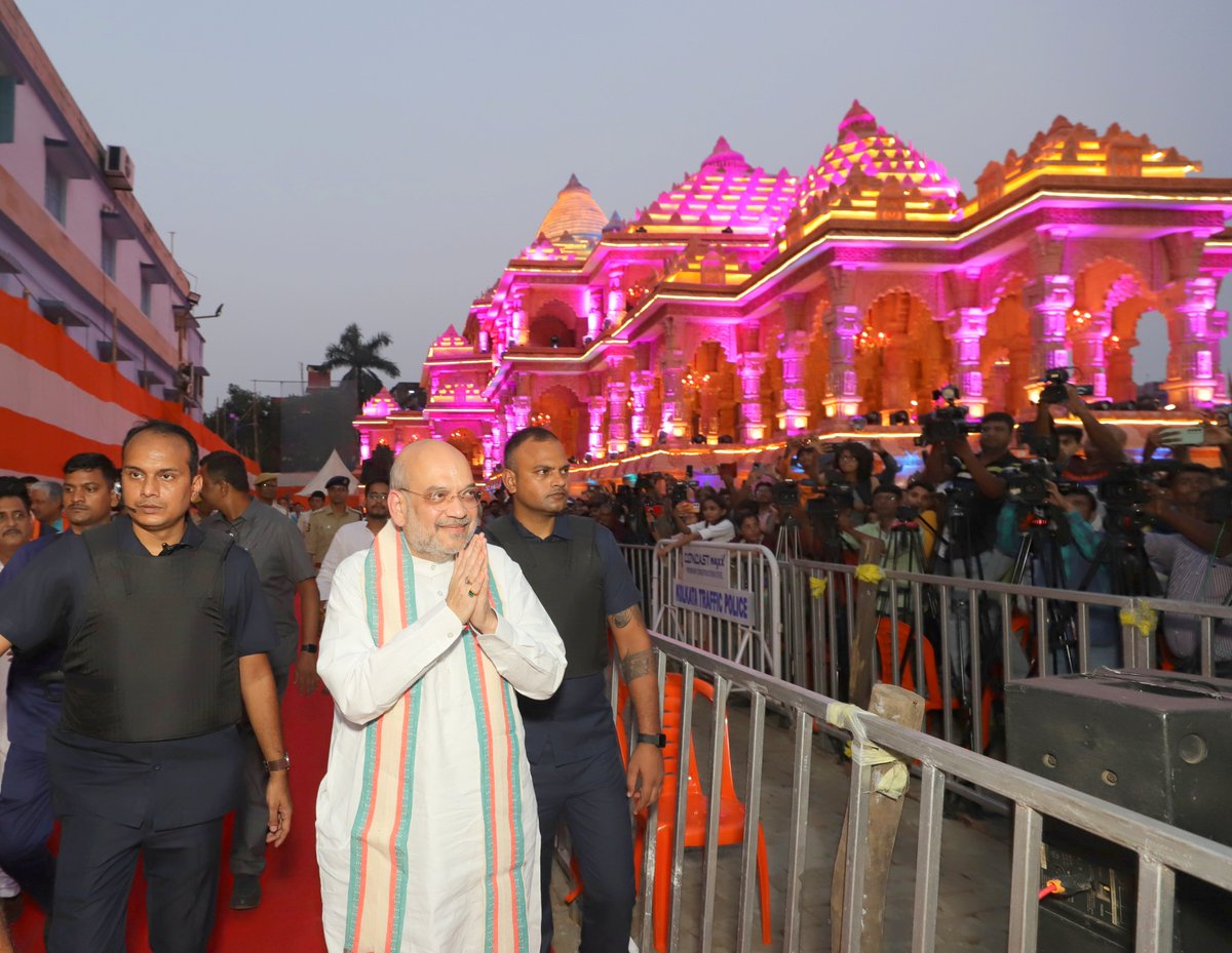 AmitShah's tweet photo. আজ, পশ্চিমবঙ্গের শিয়ালদহে একটি দুর্গা পূজার প্যান্ডেল উদ্বোধন করার সৌভাগ্য আমার হয়েছে। অযোধ্যার শ্রী রাম মন্দিরের আদলে নির্মিত প্যান্ডেলটির মাধুর্য যে কাউকেই মুগ্ধ করতে পারে।

দুর্গাপূজা মানেই অশুভ শক্তির ওপর শুভ শক্তির জয়। মা দুর্গা, আমাদের সকলকে শক্তি দিক, যাতে সমাজের অন্ধকারকে দূর করে আমরা এক শক্তিশালী ও সমৃদ্ধ রাষ্ট্র গড়ে তুলতে পারি।