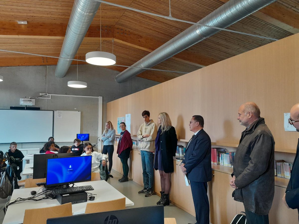 #Hommage 🇫🇷 | Unis pour notre école Laurent Touvet, @prefet57, a participé à la minute de silence en mémoire des victimes des attentats commis contre l'école, au collège des Hauts de Blémont à #Metz.