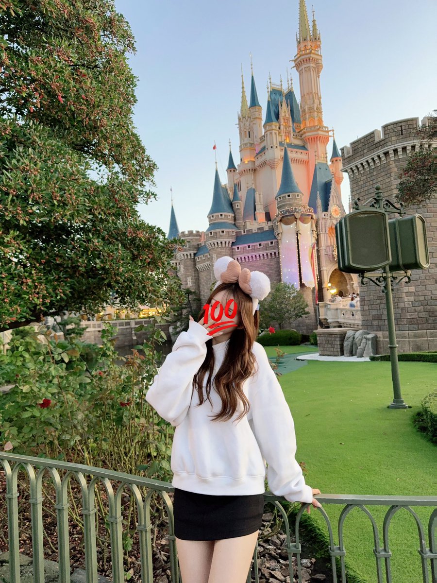 llx_ayu_xll's tweet photo. ディズニーランドで絶対盛れる映える写真の撮り方4選👇🏻

❶メリーゴーランド前
(夜、ポトレスタジオ照明モード)
❷ミッキーワッフル前に持ってきてﾊﾞﾁｸｿ小顔盛り
(昼、内カメ推奨)
❸シンデレラ城左横
(前激混みでもここだけ人いない)
❹インカメ鏡越し自撮り(盛れる)

親友とDハロ楽しすぎた🎃🎡 https://t.co/vWCRxUrSO4