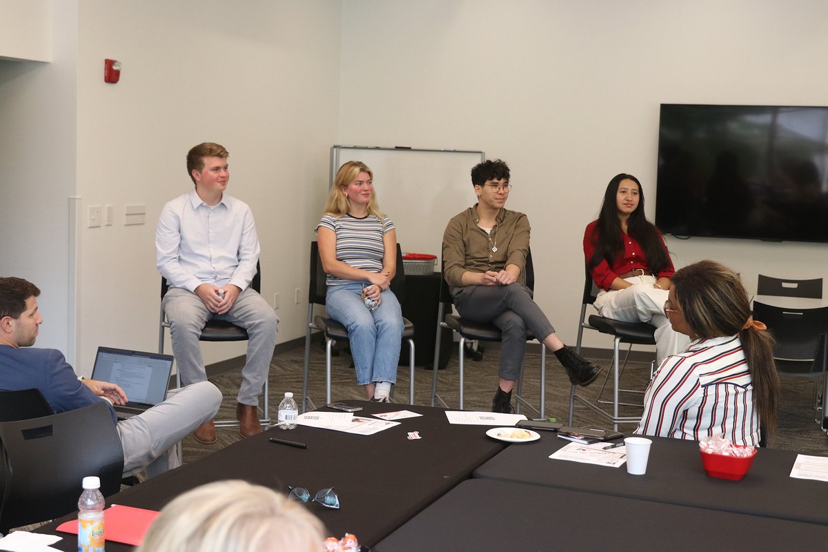 UGAGrady's tweet photo. Thank you to members of our Alumni Board and participating student presenters for another great meeting last week. 

And, special thanks to @tracylbrown (AJB '88), who wrapped up her tenure as chair of the Alumni Board. https://t.co/ZErJeu66II