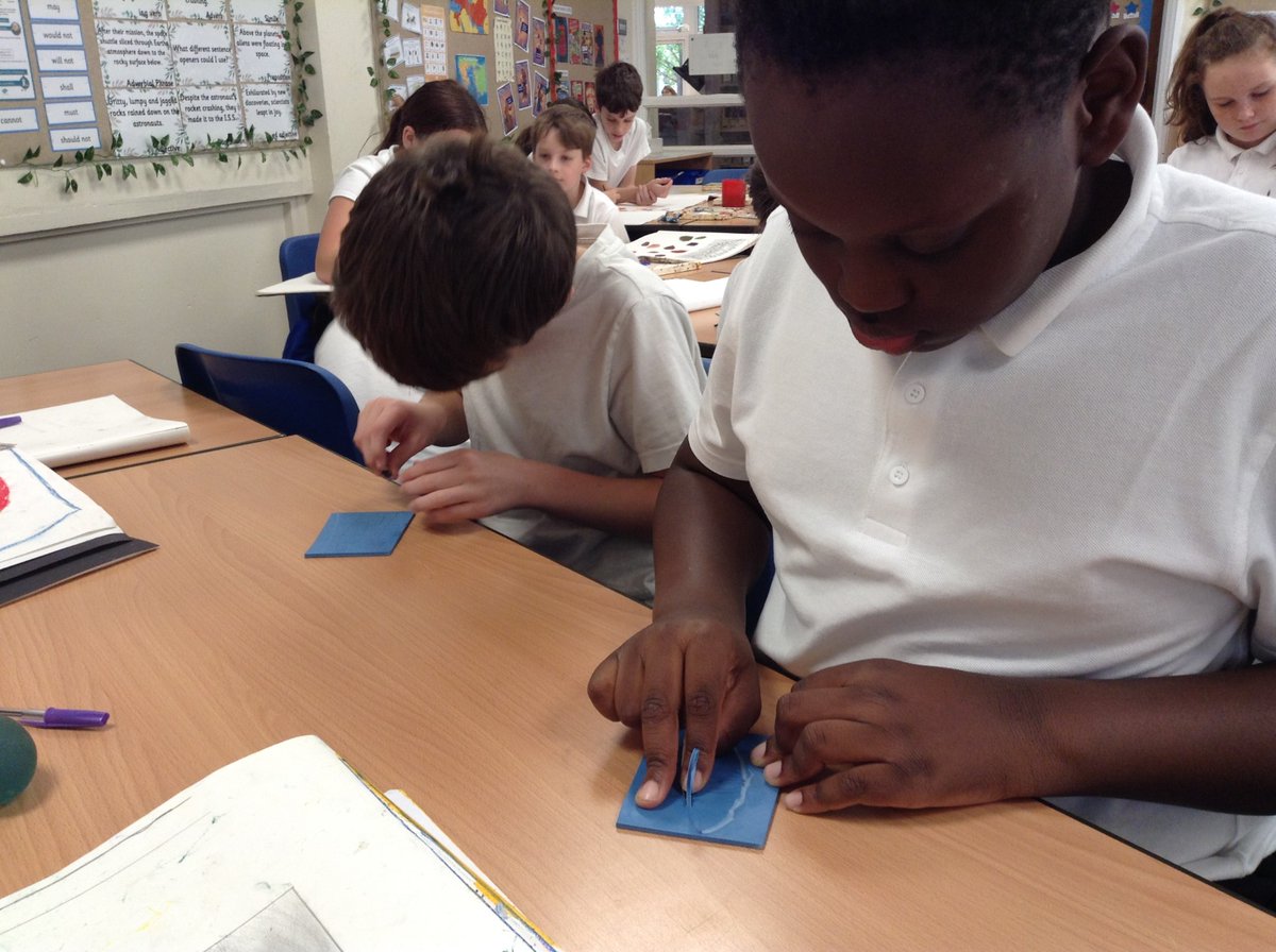 NewburghPrimary's tweet photo. In Art, Year 5 have used a range of techniques to sketch Zeus and Athene.
Next, they mixed primary colours to make secondary colours and used lino tools to create a lino printing tile!🎨
#NPS #Year5 #NPSart https://t.co/hhAwnShvuB