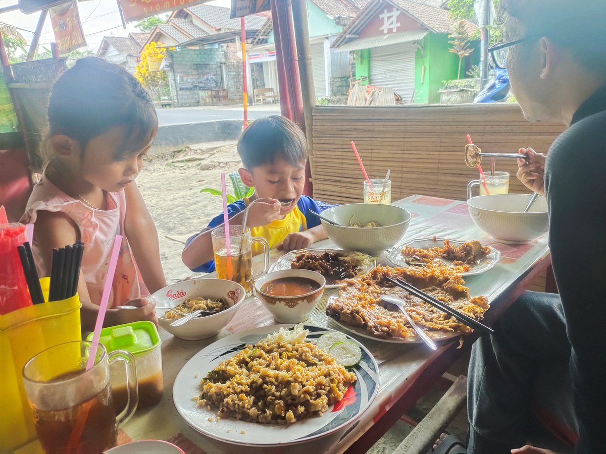 evachostel1's tweet photo. Tempura ramenya mantap, mas mada sukanya ayam teriyaki tapi gk manis" ya chef toni 🤭 https://t.co/YNU7VANtwA