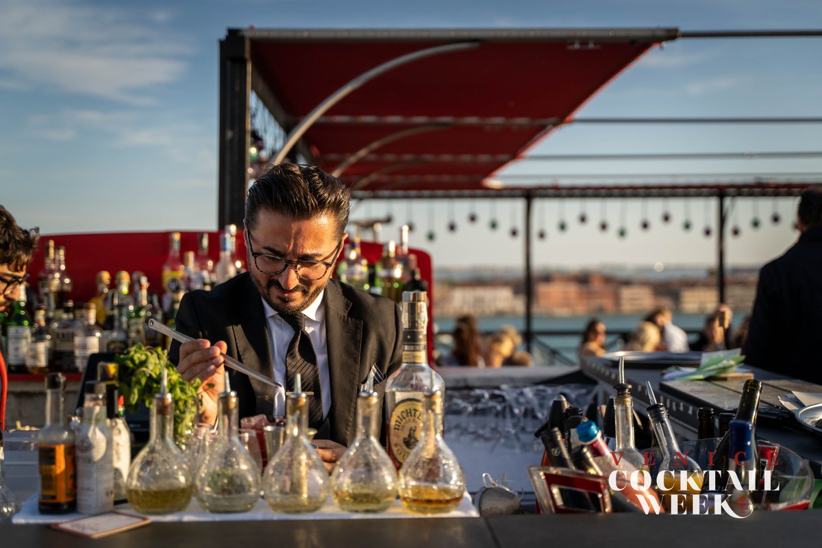veneziaunica's tweet photo. 🍸 La #VeniceCocktailWeek torna in laguna per la sua terza edizione!

✨ Una settimana nei migliori cocktail bar di Venezia con tante novità! 

📅 Dal 23 al 29 ottobre 2023

Tutti gli appuntamenti 👉https://t.co/vY3CLbYmNF

#VCW23 #VeniceCocktailWeek23
@comunevenezia https://t.co/nymFf9yJZL
